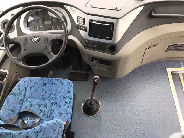 BJ6113 Bus Pelatih Bekas FOTON Merk 51 Kursi Pintu Tunggal Kilometer Rendah Euro IV Drive Tangan Kiri