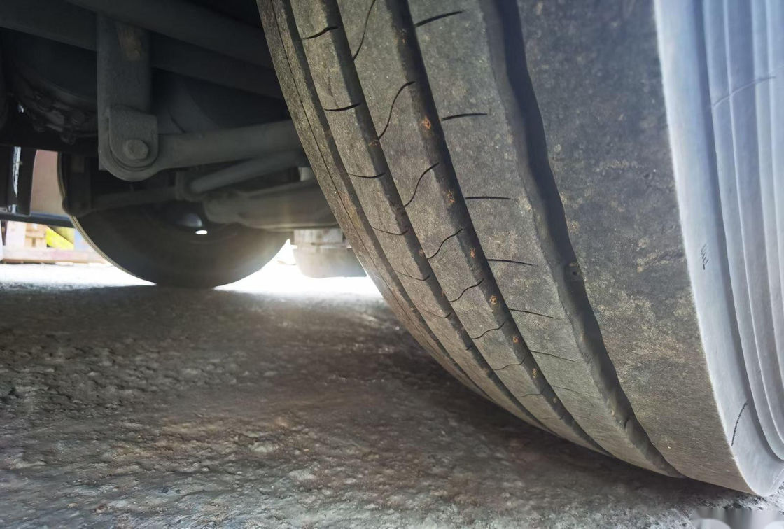 Bus Wisata Bekas Yutong Merek ZK6116 48 Kursi Pintu Ganda Bus Penumpang Airbag Chassis Nude Packing Kiri Kemudi