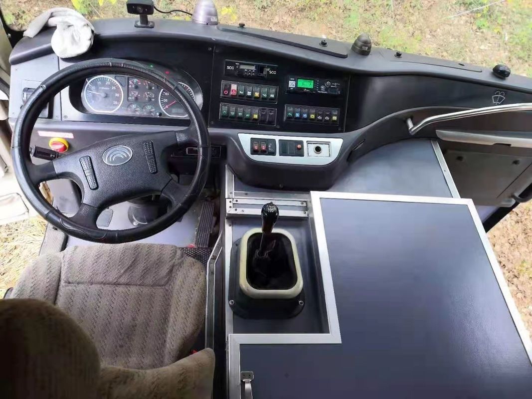 44 Kursi Bekas Bus Yutong ZK6102D Bus Pelatih Bekas Tahun 2014 Mesin Kemudi Mesin Diesel LHD