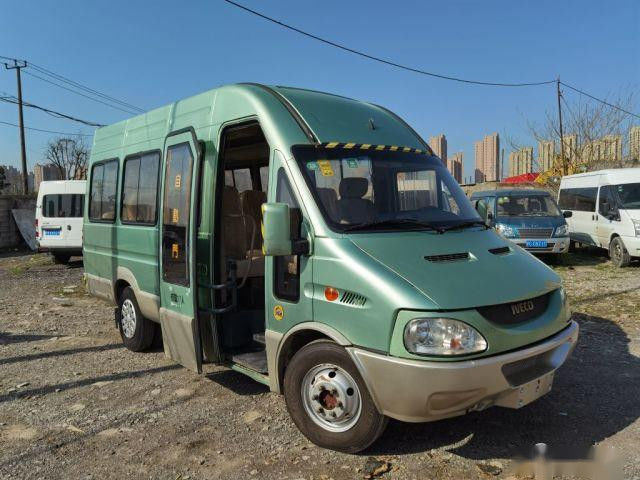 Bus Bekas 17 Kursi Mesin Diesel 2.8T Pintu Elektrik Euro III
