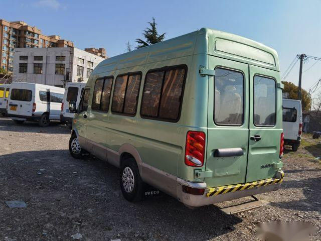 Bus Mini Bekas 17 Kursi Merk IVECO 2.8T Mesin Diesel Gerbang Listrik Euro III