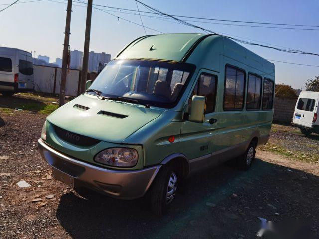 Bus Mini Bekas 17 Kursi Merk IVECO 2.8T Mesin Diesel Gerbang Listrik Euro III