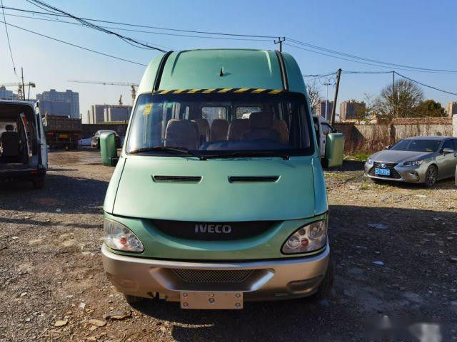 Bus Mini Bekas 17 Kursi Merk IVECO 2.8T Mesin Diesel Gerbang Listrik Euro III