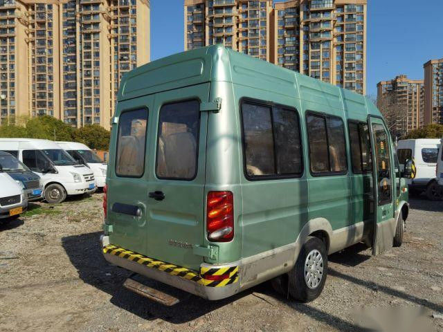Bus Bekas 17 Kursi Mesin Diesel 2.8T Pintu Elektrik Euro III
