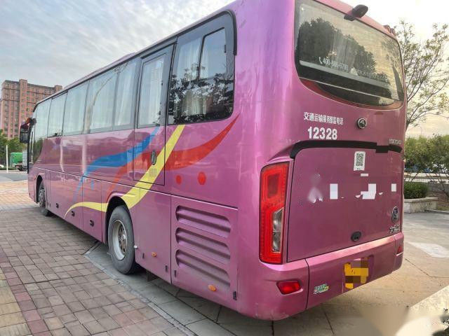 Bus Wisata Bekas Model XMQ6113 51 Kursi Sasis Baja Yuchai Engine Euro IV 270kw