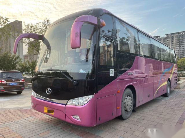 Bus Wisata Bekas Model XMQ6113 51 Kursi Sasis Baja Yuchai Engine Euro IV 270kw