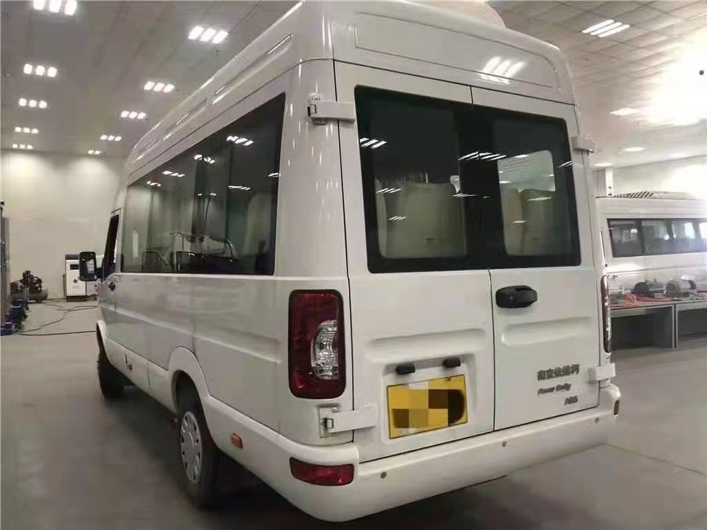Sepatu Minibus Putih Baru dan Baru 15 Kursi 129 HP Diesel Tahun 2016-2017