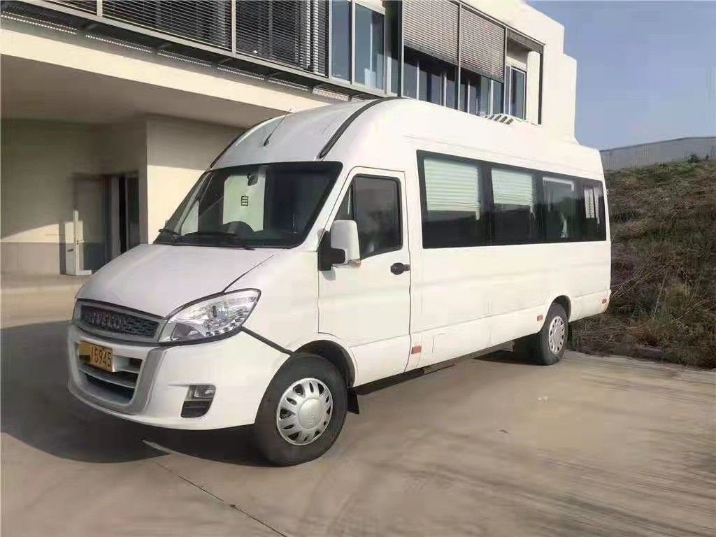 Sepatu Minibus Putih Baru dan Baru 15 Kursi 129 HP Diesel Tahun 2016-2017