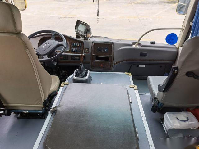 Digunakan Yutong Bus 29 Kursi Tour Bus Steel Chassis Front Engine Euro III Left Steering