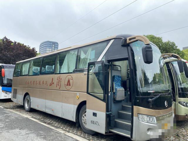 2015 Tahun 47 Kursi Digunakan Pelatih Penumpang Merek Golden Dragon XML6103J38 Model 232HP Power Tangan Kiri Kemudi