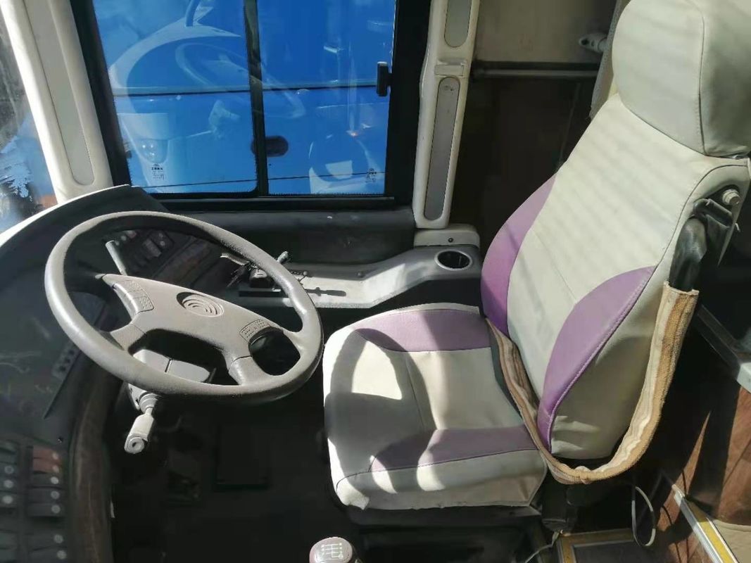 Bus Wisata Bekas Merek Yutong ZK6127 Penggerak Tangan Kanan 55 Kursi Mesin Belakang Bus Pelatih Bekas Pintu Ganda