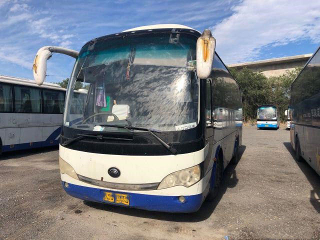 Bus Pelatih Bekas ZK6908 38 Kursi Kemudi Kiri Mesin Belakang Yuchai Chassis Baja Euro III Bus Yutong Bekas