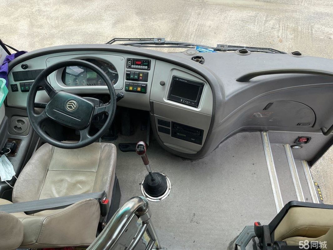 Bus Pelatih Bekas Golden Dragon 47 Kursi Hino J08E Engine Steel Chassis Pintu Tunggal Euro III
