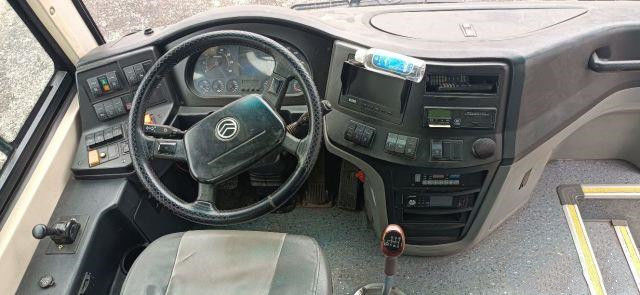 Bus Tur Bekas Untuk Afrika Digunakan Golden Dragon Bus Yuchai Mesin Belakang 233kw 53 kursi Euro IV Airbag Chassis Low Kilometer