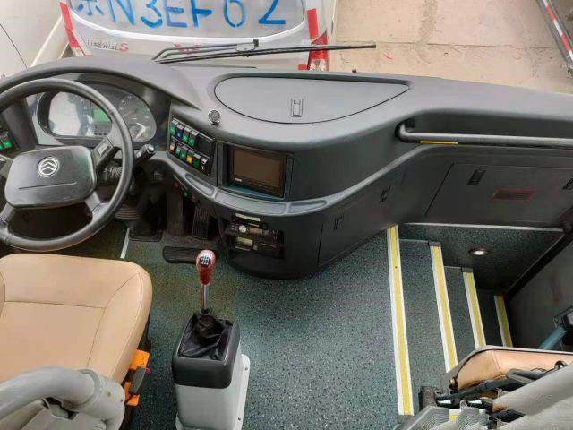 Bus Naga Emas Bekas XML6113J 51 Kursi Sasis Baja Bus Wisata Bekas Mesin Yuchai 197kw Euro V