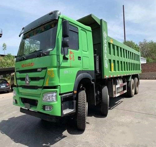China Second Hand Sinotruk HOWO 7 Truk Berat 380 Tenaga Kuda 8X4 8.2m Truk Dumper ZZ3317N4667E1