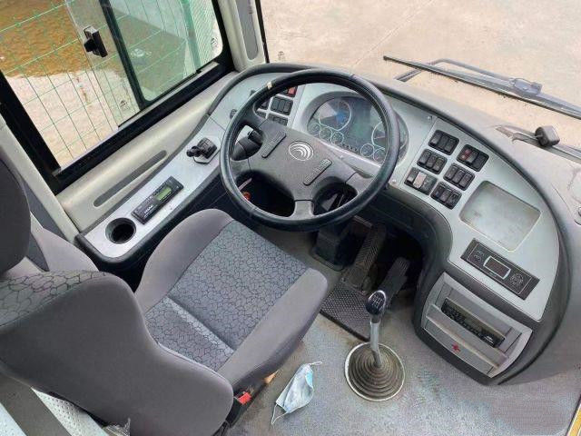 Bus Bekas Merek Yutong 54 kursi Pintu Ganda Mesin Belakang Diesel Yuchai Euro IV Bus Yutong Penumpang Bekas