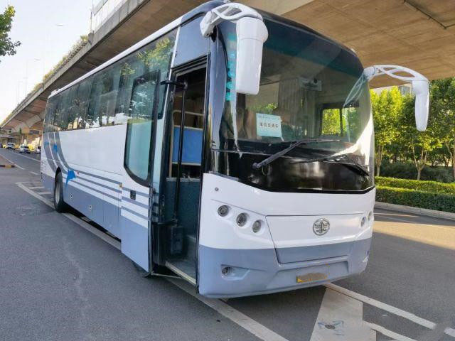 Faw Bus & Coach AC6107 Digunakan Coach Bus 46 Kursi Mesin CA6 162kw Kilometer Rendah Kualitas Tinggi