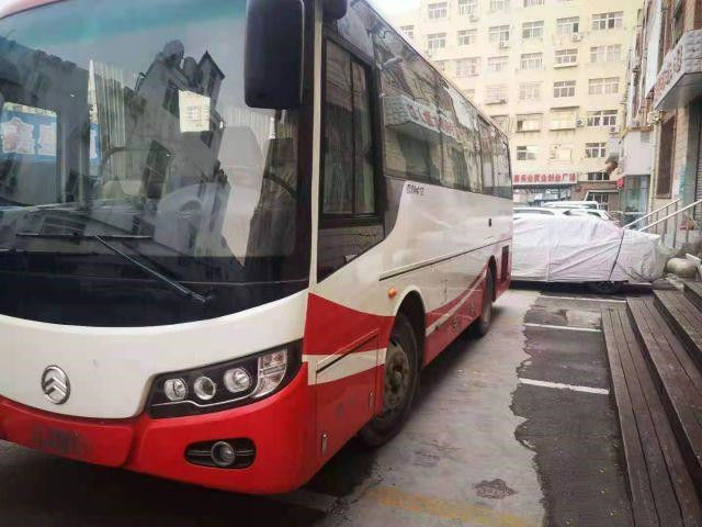 Bus Naga Emas Bekas XML6757 Bus Wisata Bekas 33 kursi 2016 Mesin Belakang Yuchai 127kw Euro IV Bus Pelatih Berkualitas Tinggi