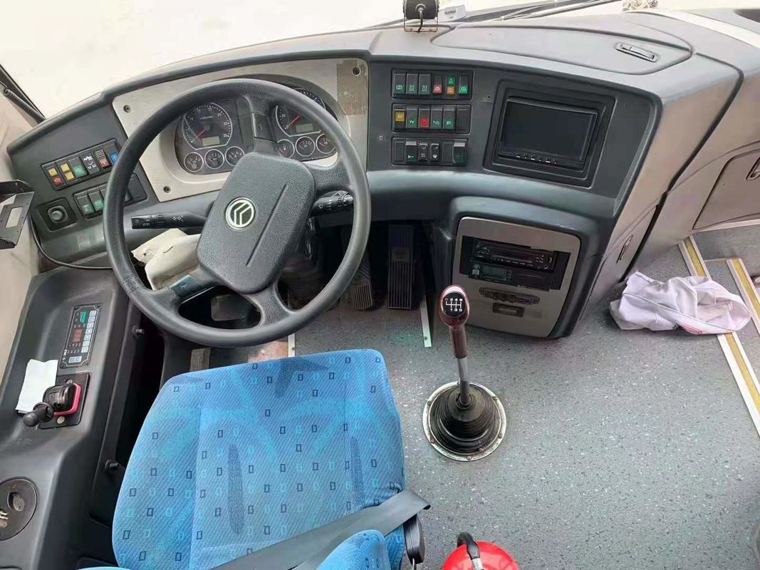 Bus Naga Emas Bekas XML6897 Bus Pelatih Bekas 39 Kursi Mesin Belakang Yuchai Sasis Airbag 180kw