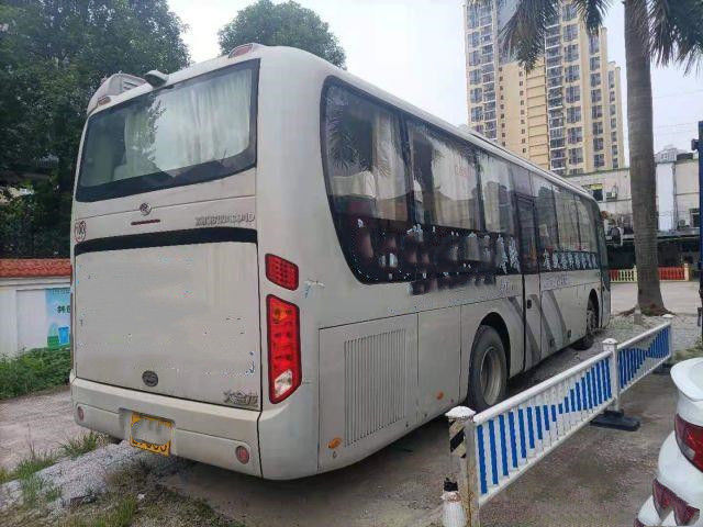 Bus Pelatih Bekas XMQ6110 Merek Kinglong 55 Kursi Mesin Yuchai Pintu Ganda