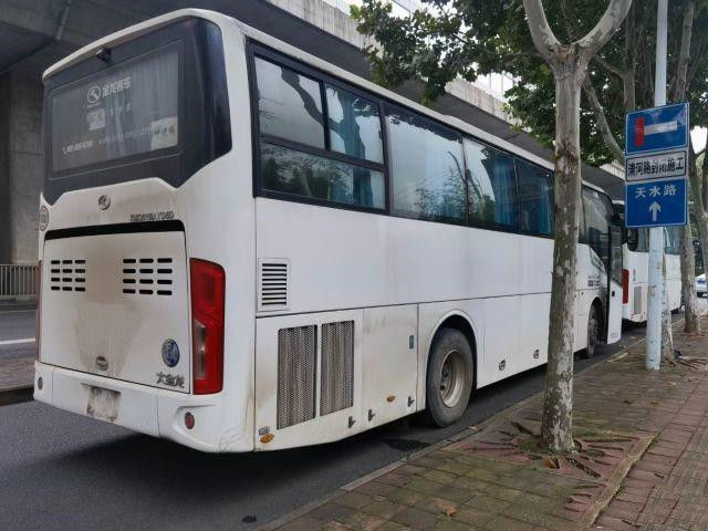 Bus Kinglong Bekas Kilometer Rendah Bus Pelatih Bekas Untuk Afrika 50 Kursi Model Pintu Tunggal XMQ6112