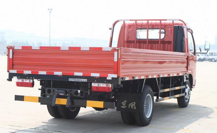Truk Kargo Dongfeng 4Ton Bekas 4x2 Drive Bucket Truk Tugas Ringan LHD Tahun 2017