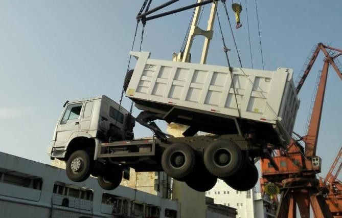 Merek Baru HOWO 8x4 371HP 25CBM Dump Truck Untuk Transportasi Pertambangan