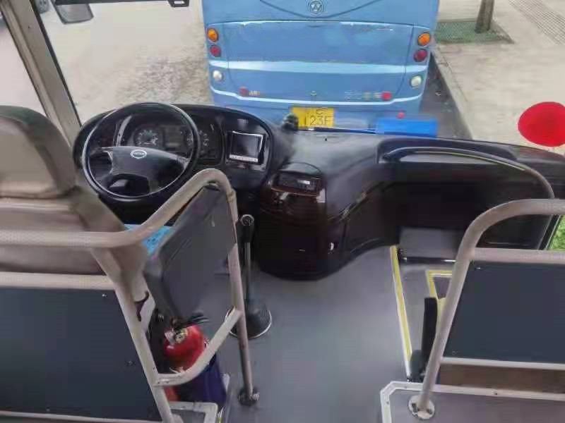 Bus Lebih Tinggi Di Tanzania KLQ6129 Yutong Bus Pelatih Lama Bekas 65 Kursi Mesin Depan RHD Tata Letak 2+3 Bus Toyota Coaster