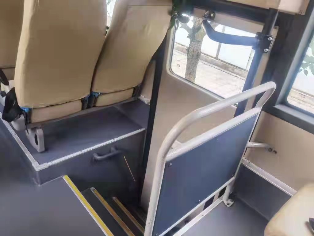 Bus Lebih Tinggi Di Tanzania KLQ6129 Yutong Bus Pelatih Lama Bekas 65 Kursi Mesin Depan RHD Tata Letak 2+3 Bus Toyota Coaster