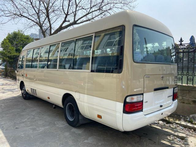 Bus Mini Toyota Coaster Bekas tahun 2011 tahun 2011 Bus Pintu Dioperasikan Manual Diesel Bekas Bus Mewah Bekas dengan 23 Kursi