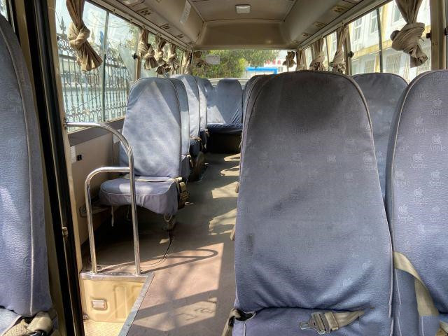 Bus Mini Toyota Coaster Bekas tahun 2011 tahun 2011 Bus Pintu Dioperasikan Manual Diesel Bekas Bus Mewah Bekas dengan 23 Kursi