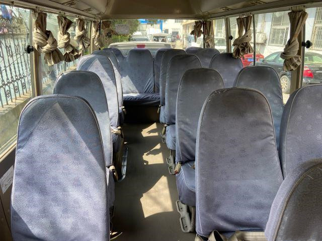 Bus Mini Toyota Coaster Bekas tahun 2011 tahun 2011 Bus Pintu Dioperasikan Manual Diesel Bekas Bus Mewah Bekas dengan 23 Kursi