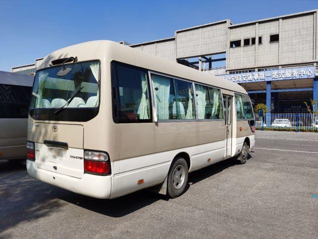 Bus Bekas Toyota Coaster Dengan Peralatan Lengkap 20 Kursi Bekas Mini Bus Pada Tahun 2012 Jendela Geser Bus Bensin Munual