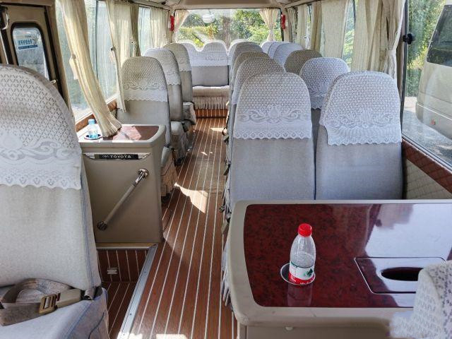 Bus Bekas Toyota Coaster Dengan Peralatan Lengkap 20 Kursi Bekas Mini Bus Pada Tahun 2012 Jendela Geser Bus Bensin Munual