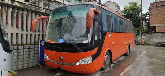 Bus Wisata Yutong Bekas ZK6998 Bekas 39 Kursi Bus Pelatih Mesin Diesel Yuchai Bekas Bus Mewah Antarkota Pada Tahun 2014