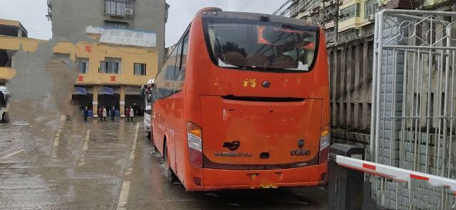 Bus Wisata Yutong Bekas ZK6998 Bekas 39 Kursi Bus Pelatih Mesin Diesel Yuchai Bekas Bus Mewah Antarkota Pada Tahun 2014