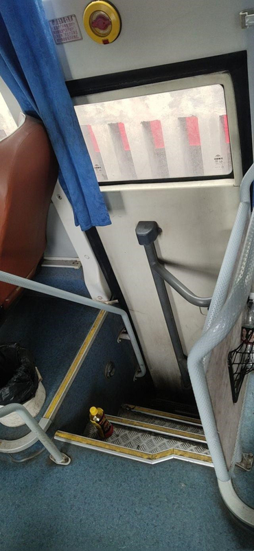 Bus Wisata Yutong Bekas ZK6998 Bekas 39 Kursi Bus Pelatih Mesin Diesel Yuchai Bekas Bus Mewah Antarkota Pada Tahun 2014