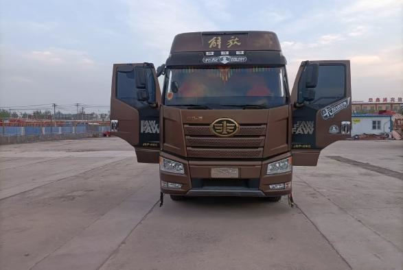 Truk Traktor FAW J6P 6*4 Mesin Xichai 460hp Truk Kuda Bekas LHD/RHD