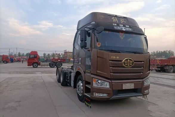 Truk Traktor FAW J6P 6*4 Mesin Xichai 460hp Truk Kuda Bekas LHD/RHD