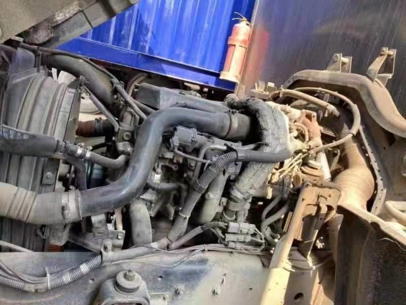 ISUZU Cargo Truck Second Hand Box Type Truck Fast Gearbox 9.6m Panjangnya