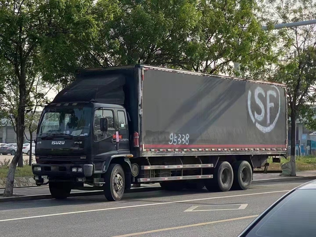 ISUZU Cargo Truck Second Hand Box Type Truck Fast Gearbox 9.6m Panjangnya