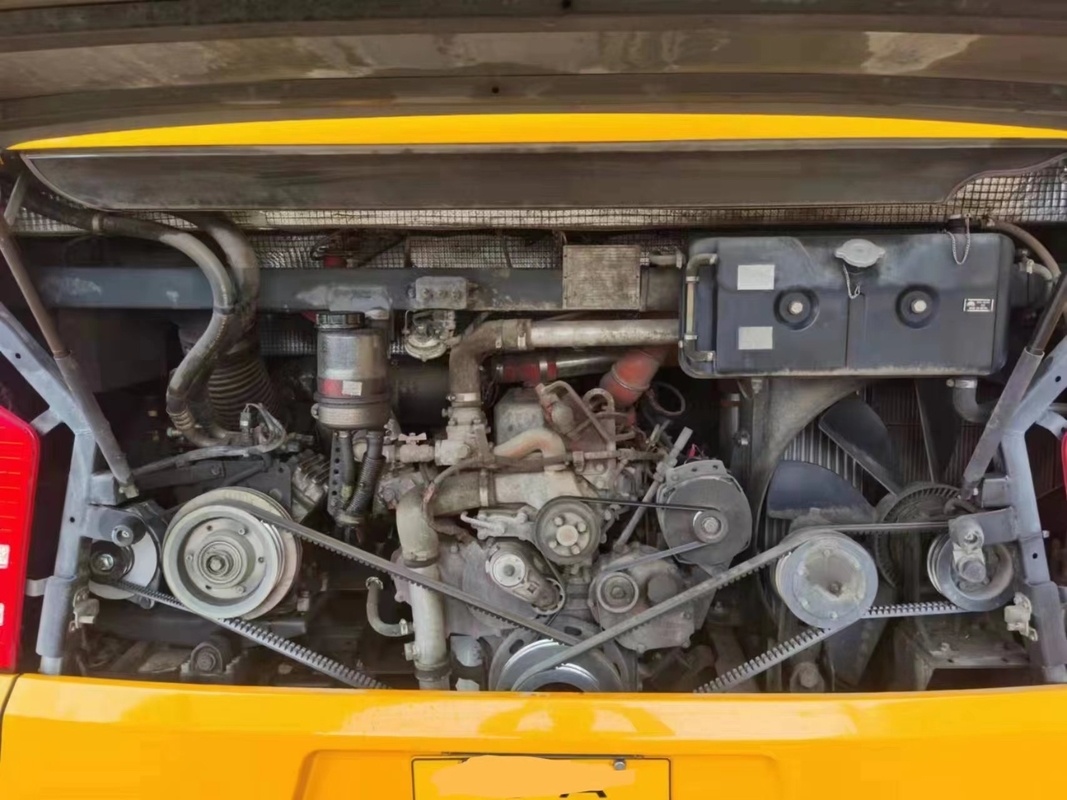 RHD/LHD Digunakan Coach Yutong 60seats 2+3layout Dua Pintu Mesin Yuchai Belakang