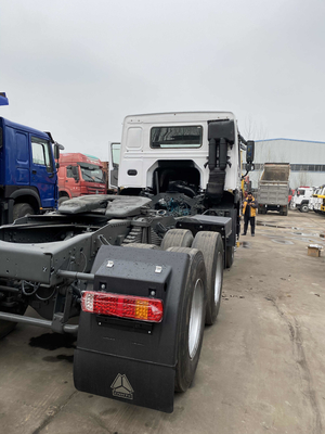 Tugas Berat Sinotruck Howo Digunakan Truk Traktor Dengan Mesin Weichai 371HP Cat Baru