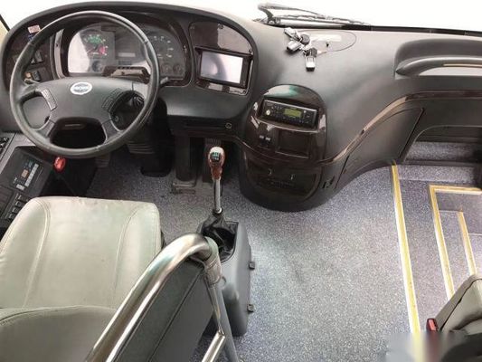 Chassis Airbag Kilometer Rendah Euro III Kondisi Baik Pintu Ganda Digunakan Bus Pelatih Higer Merek Model KLQ6129 53 Kursi